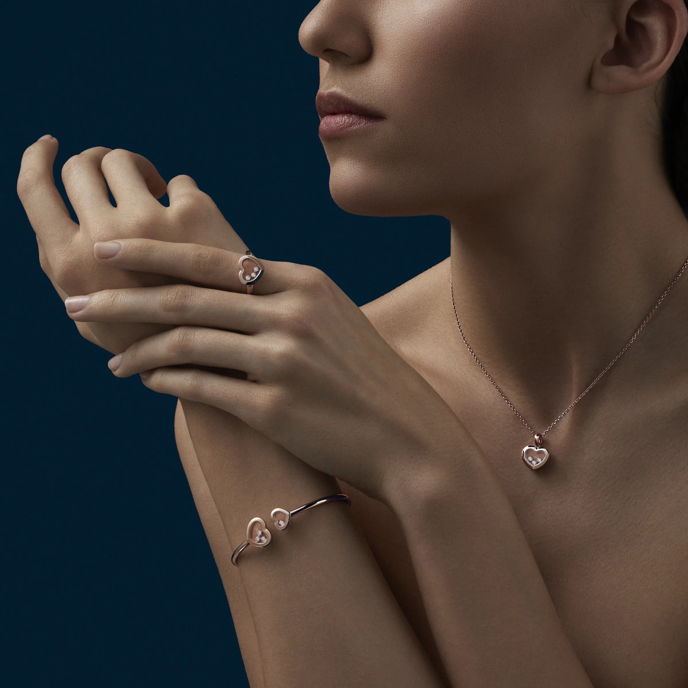 Image d'une femme portant des bijoux Chopard