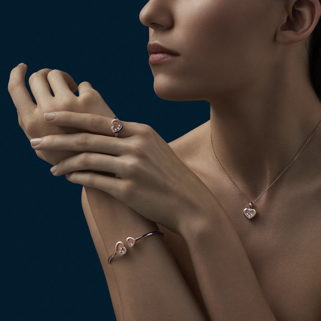 Image d'une femme portant un set de bijoux Chopard