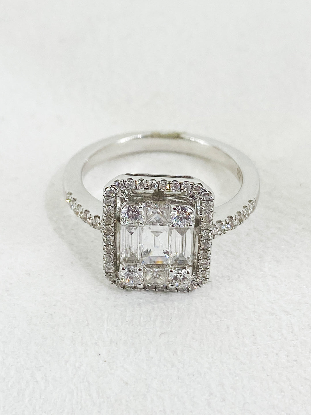 Bague de Fiançaille halo rond et 3 lignes de diamants -  - Purity Jewelry - Bagues - Les Champs d'Or