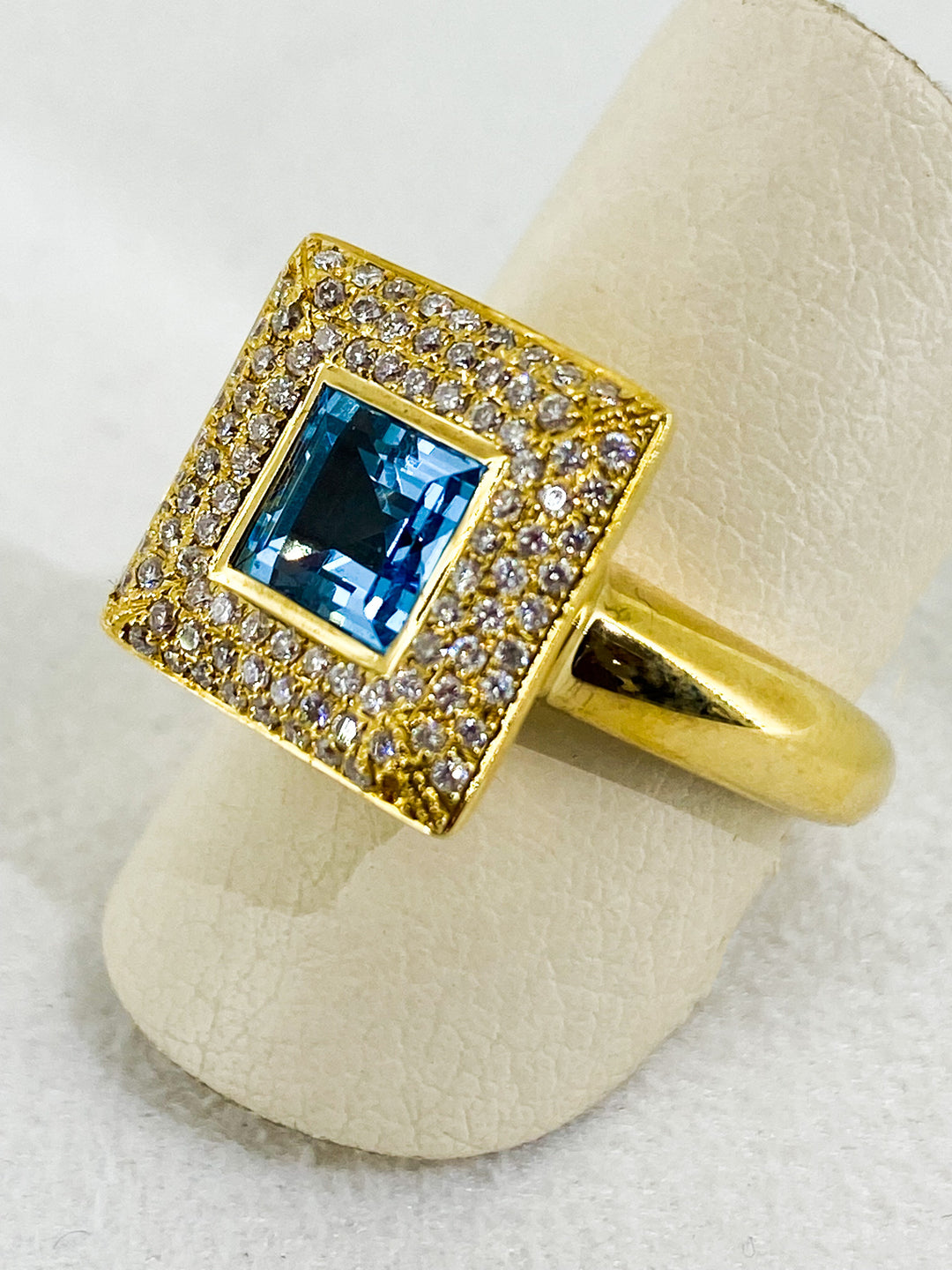 Bague Halo Saphir Bleu Sertis de Diamant -  - Sublime Diamant - Bagues - Les Champs d'Or