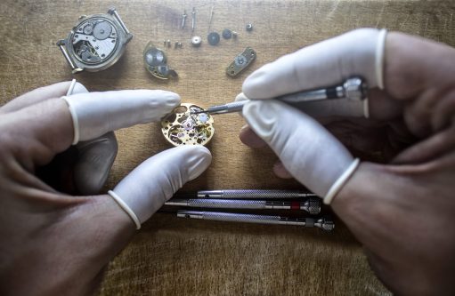 Image de 2 mains qui réparent une montre - Les Champs d'Or